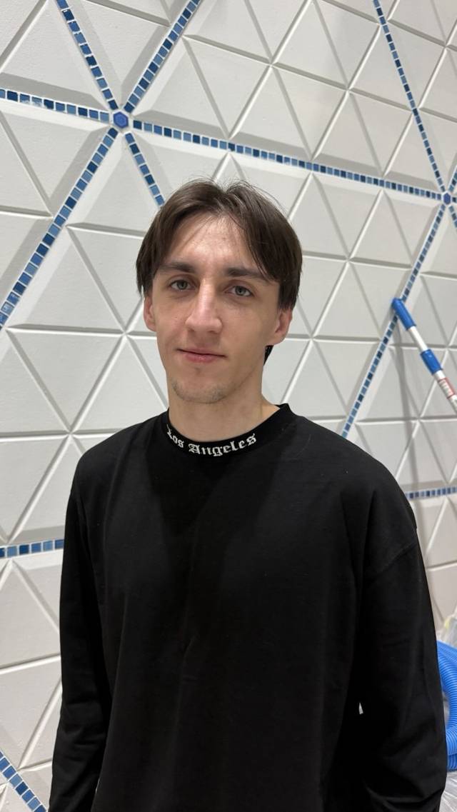 Тренер школи Дайв біля басейну